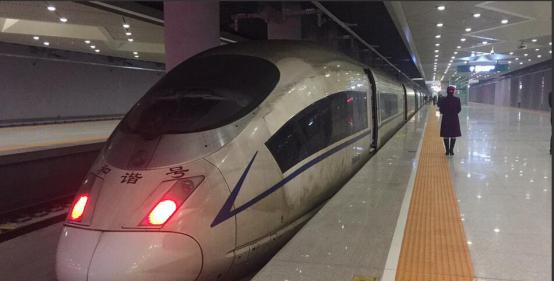  穿越霧霾區(qū)的高鐵，塵埃布滿整個車身